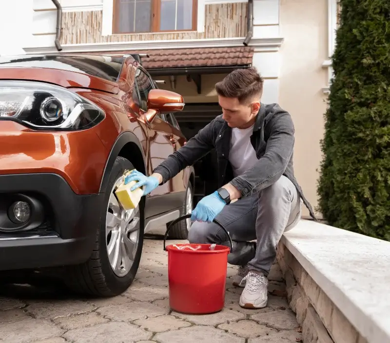 Lavage auto à domicile Gizay : professionnel intervenant sur un véhicule